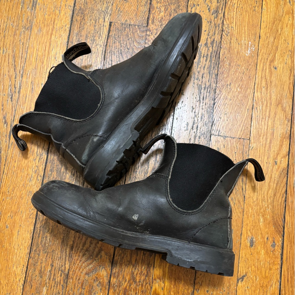 Perfectly worn in Chelsea boot , BLUNDSTONE BOOTS! size 7 W US/ 4 AU